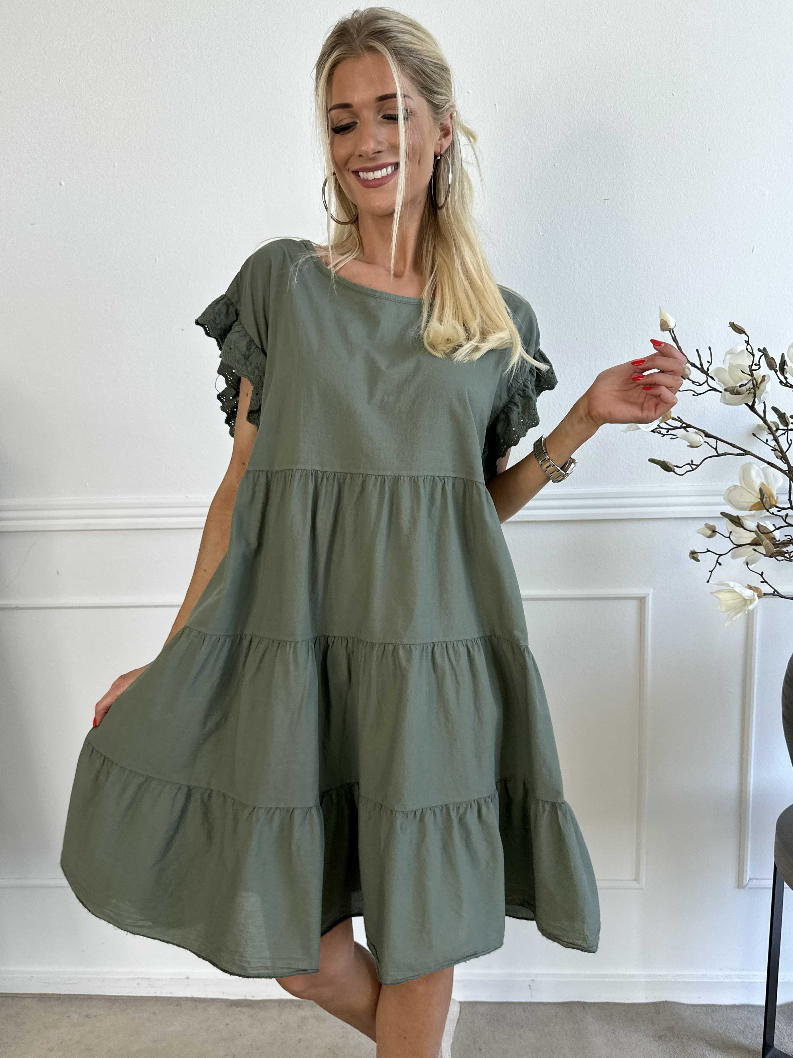 Canada - Söt bomullsklänning med volangärmar och lager-på-lager-look